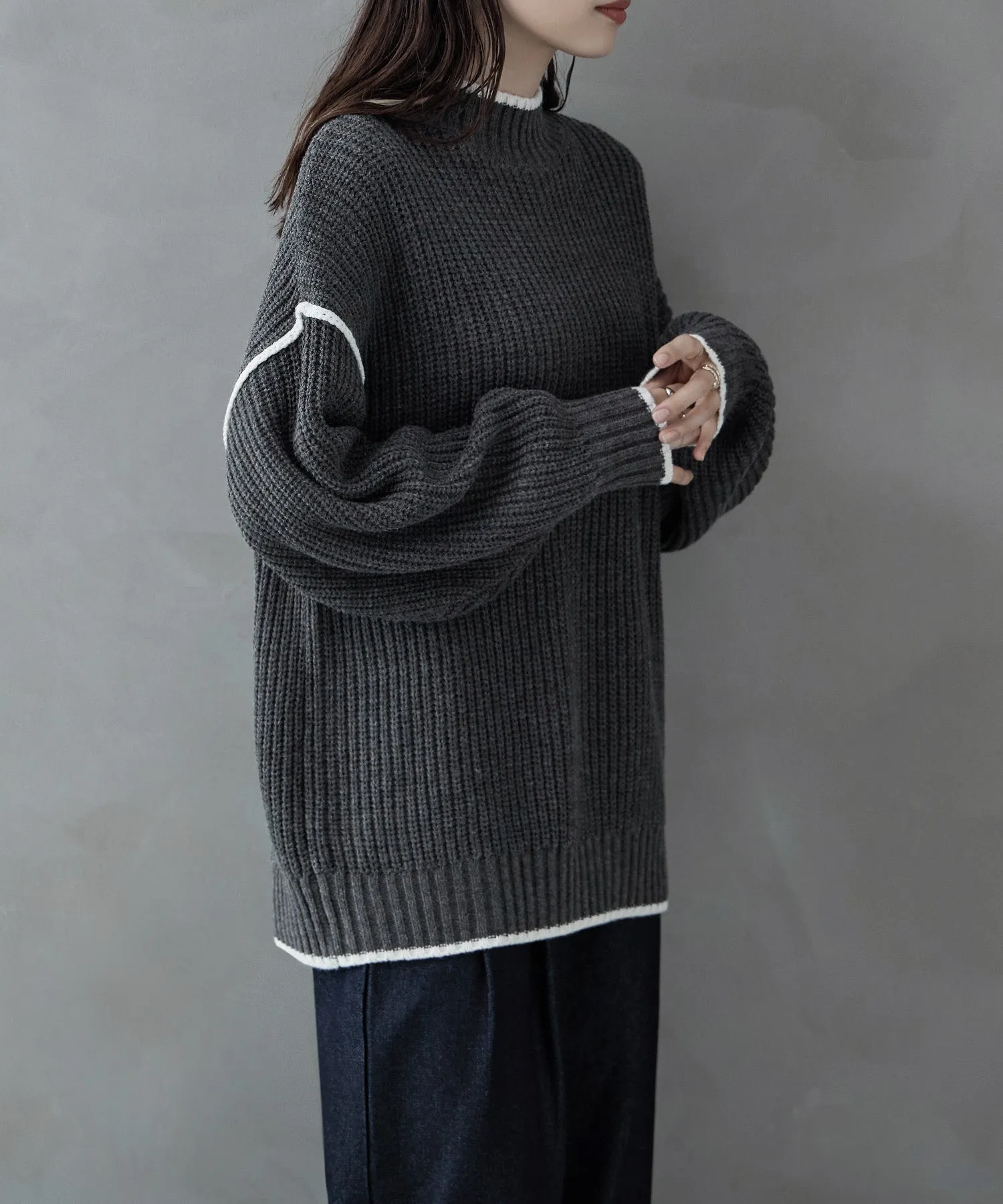 Bicolor line mockneck knit