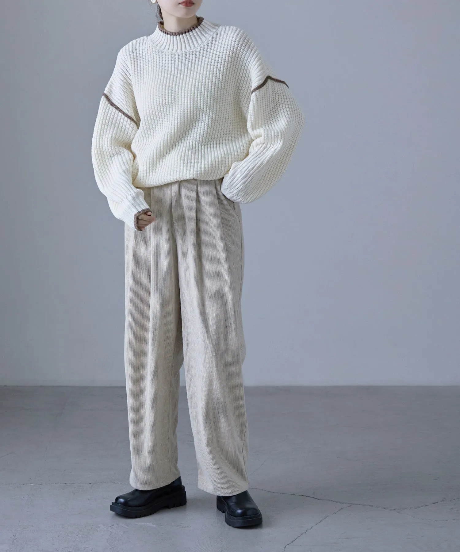 Bicolor line mockneck knit