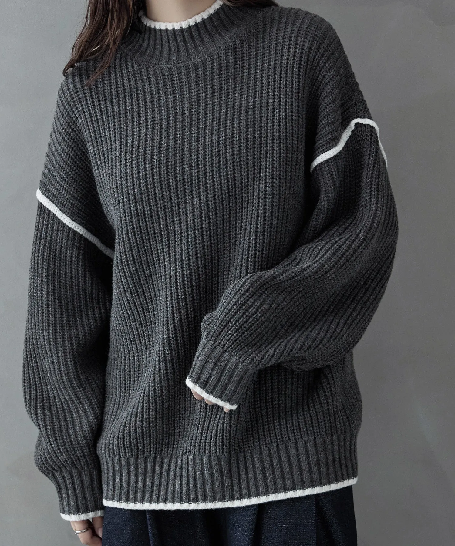 Bicolor line mockneck knit
