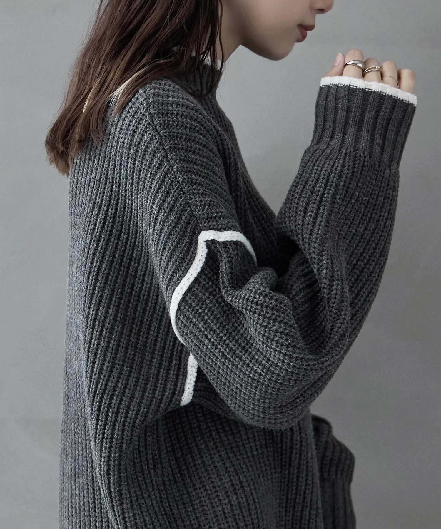 Bicolor line mockneck knit