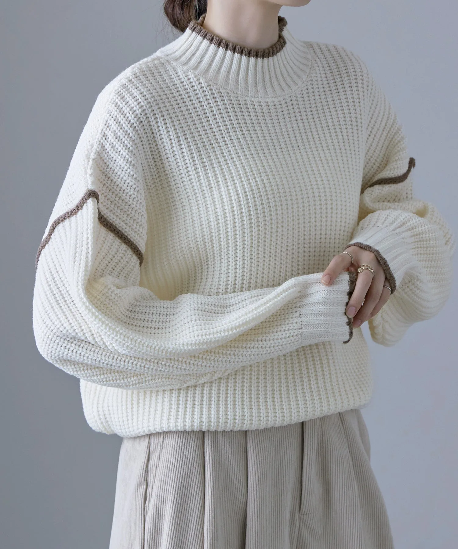 Bicolor line mockneck knit