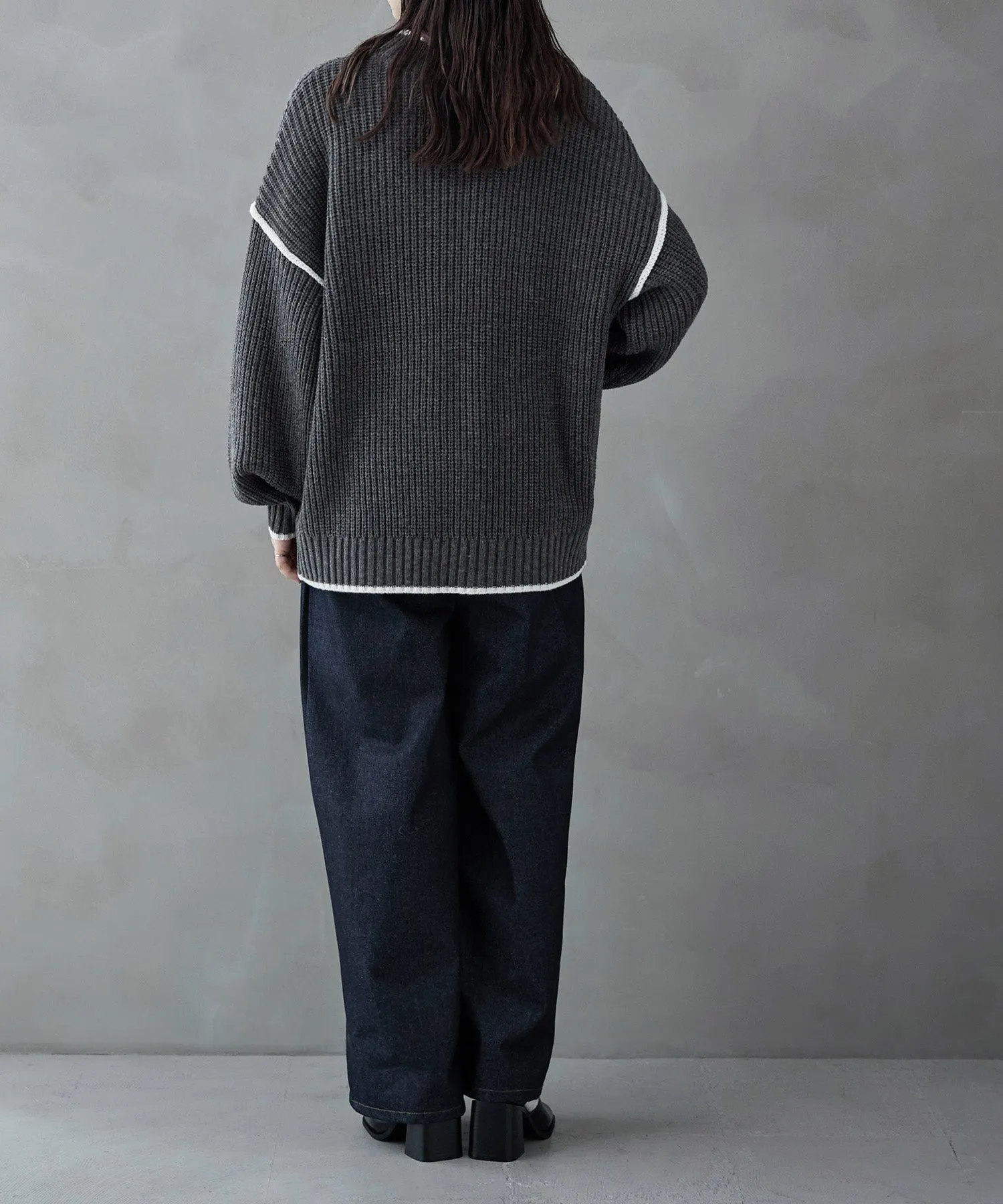 Bicolor line mockneck knit