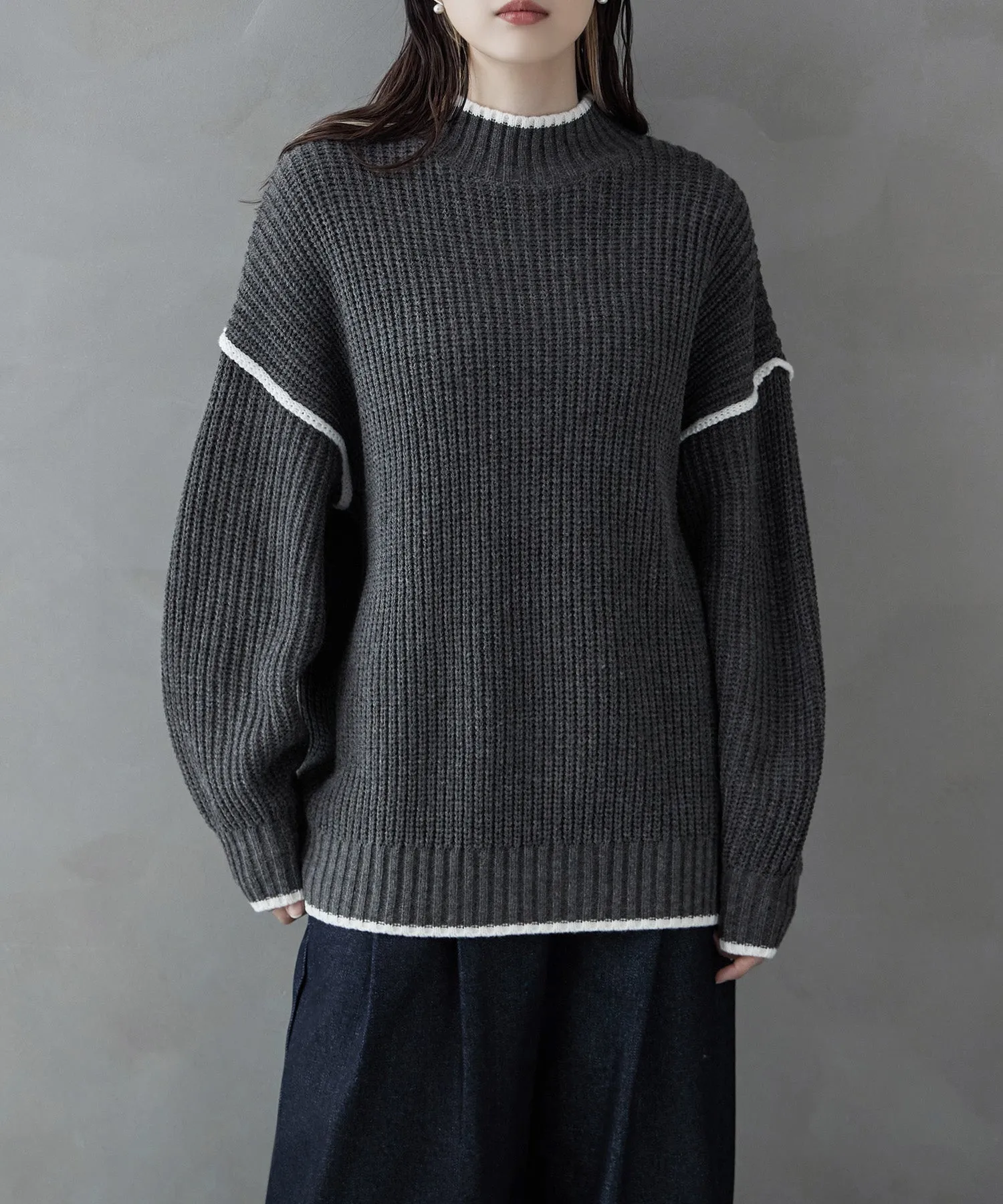 Bicolor line mockneck knit
