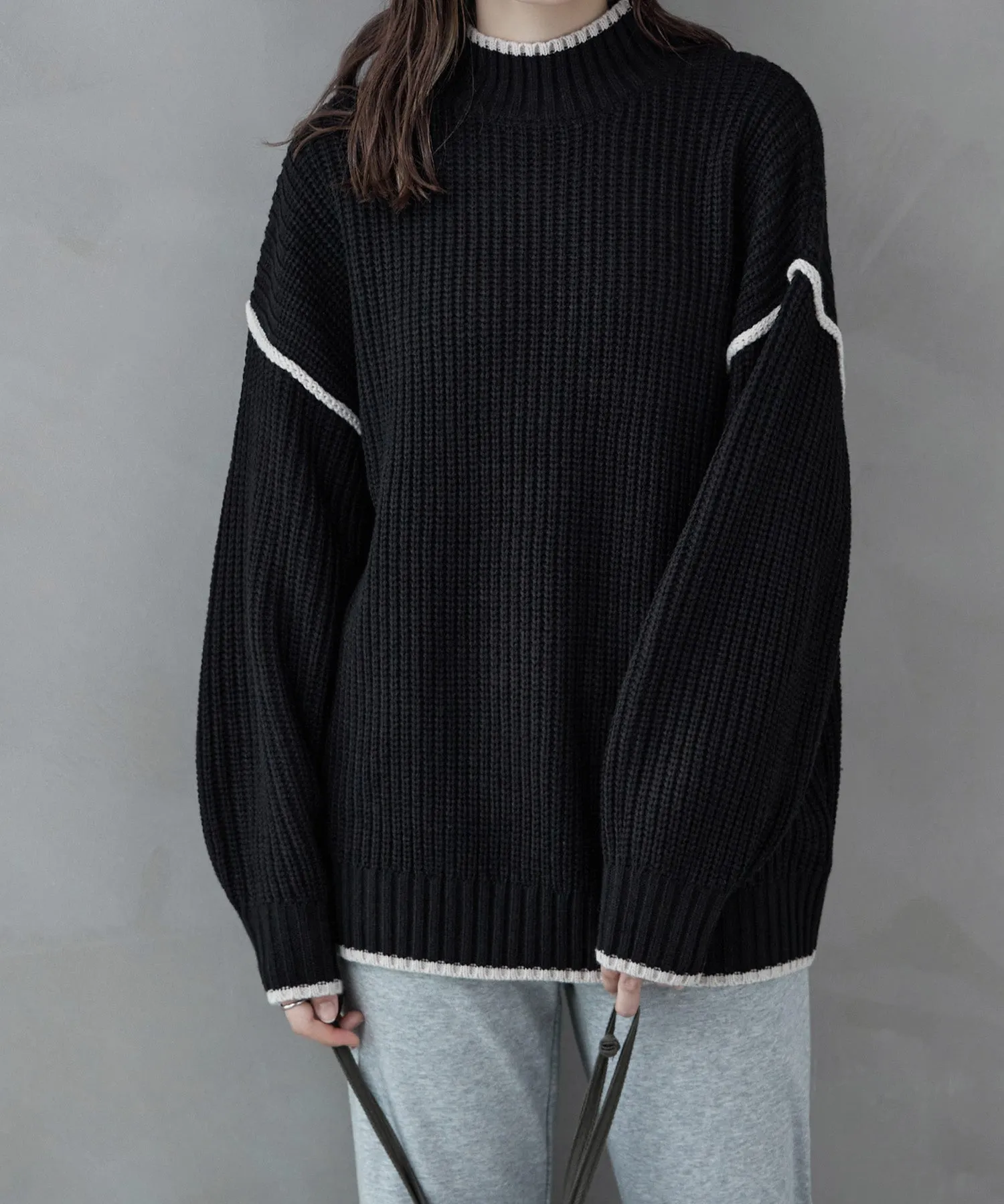 Bicolor line mockneck knit