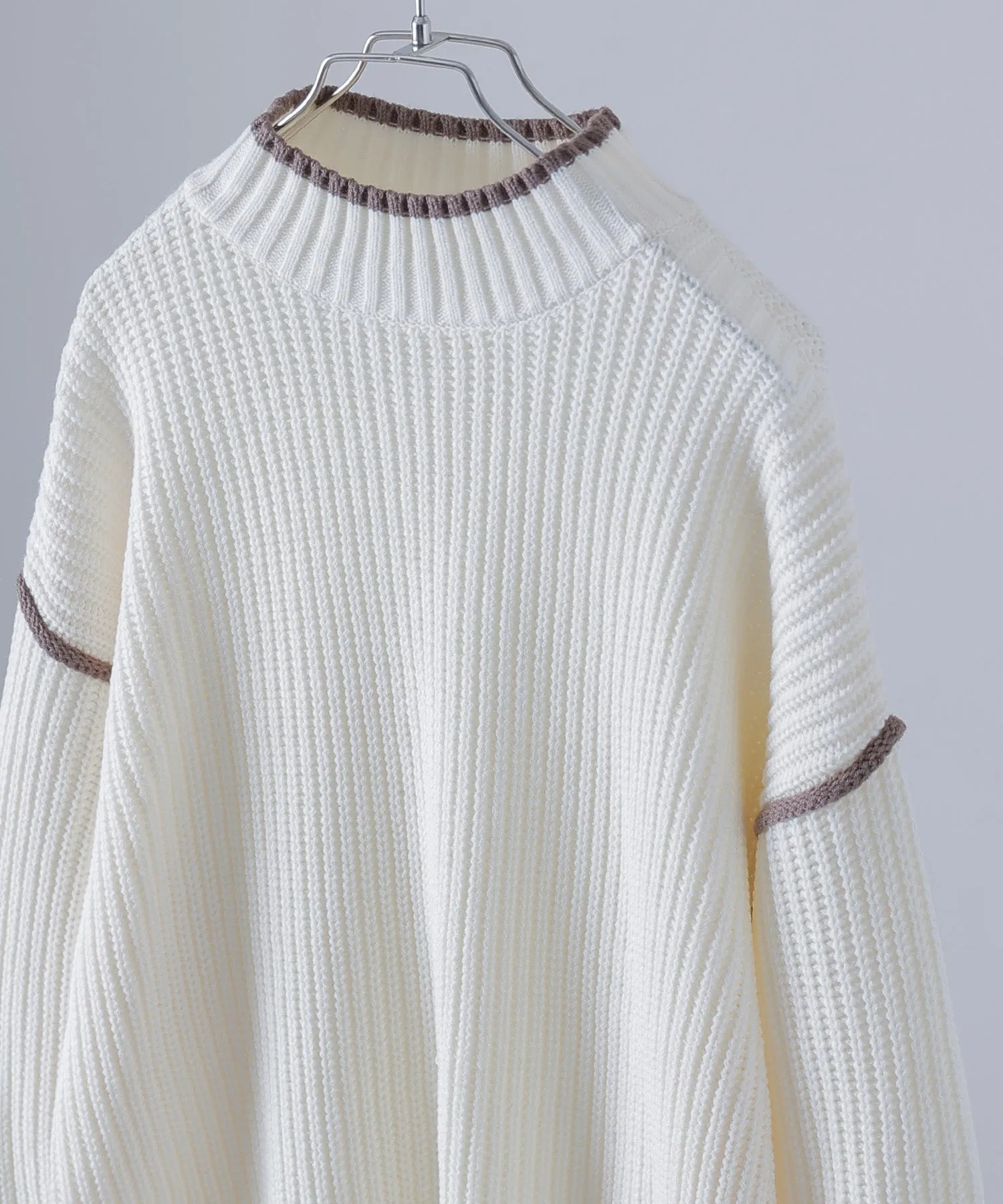 Bicolor line mockneck knit