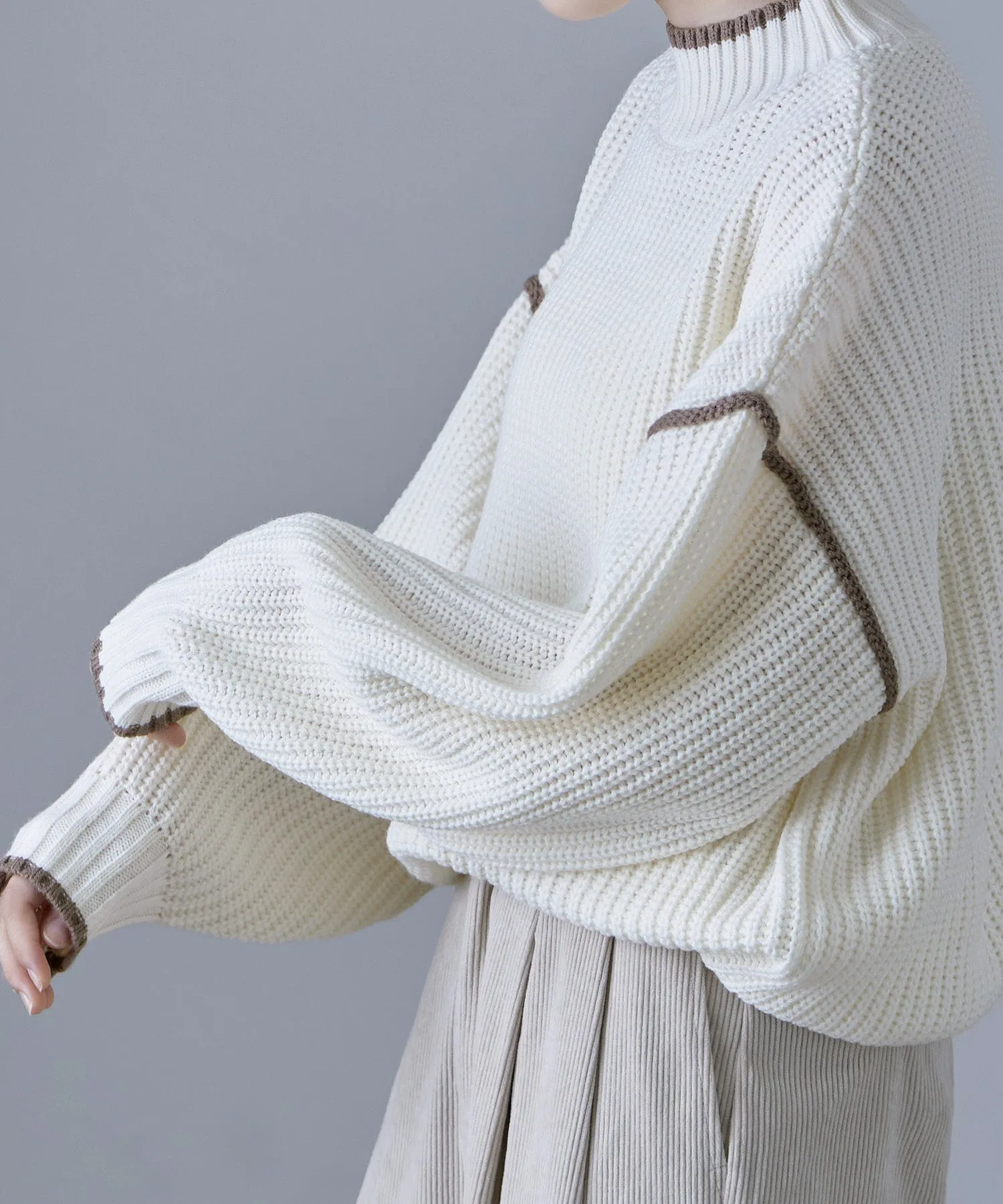 Bicolor line mockneck knit