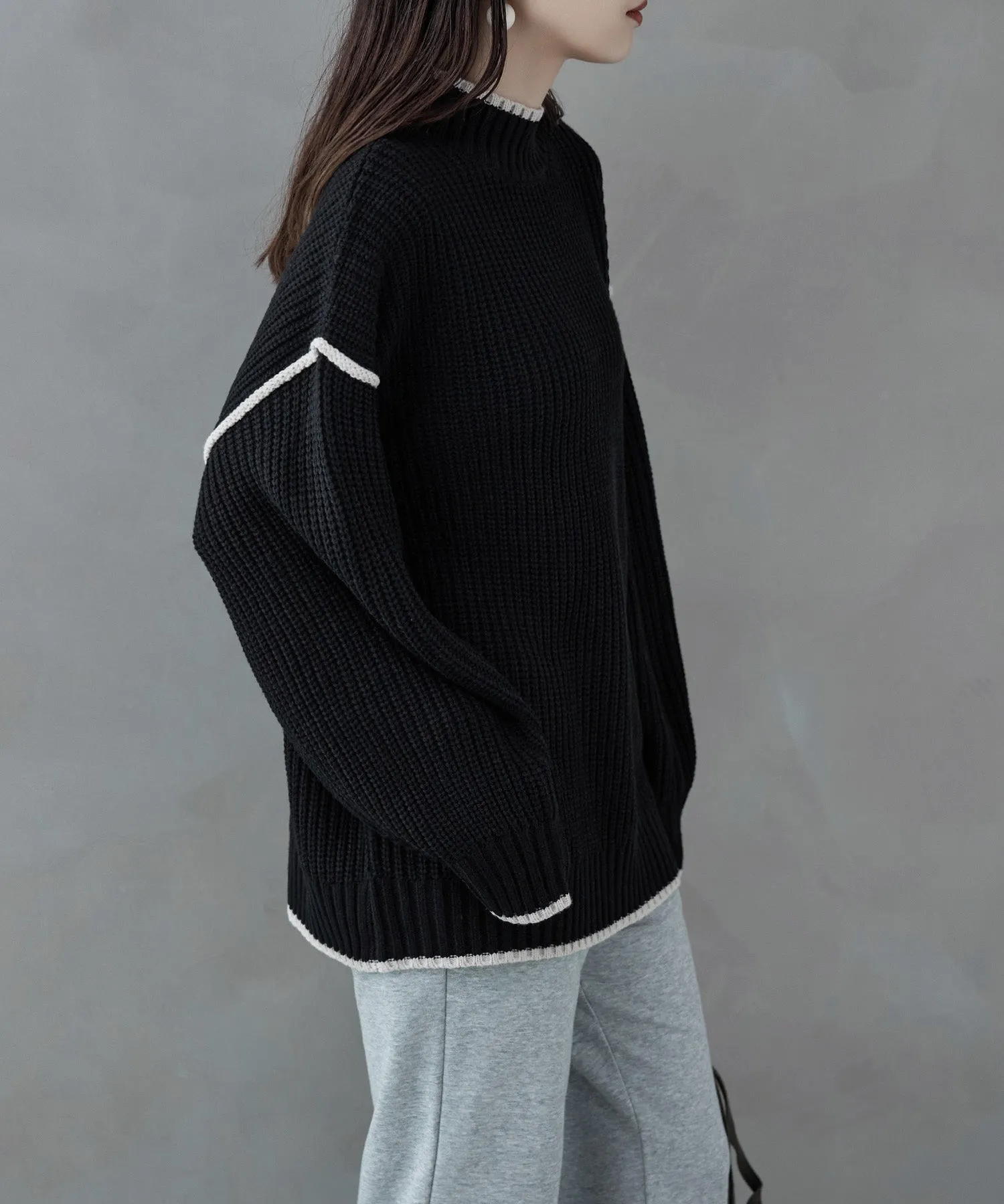 Bicolor line mockneck knit