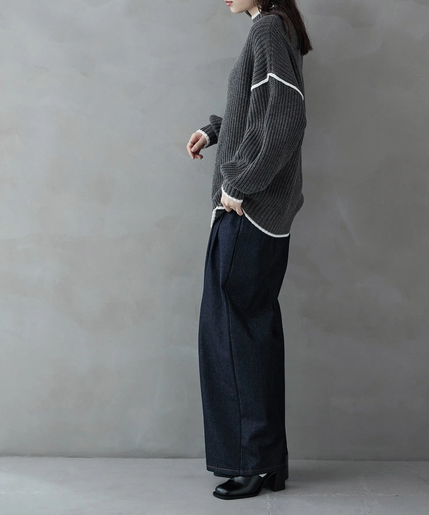 Bicolor line mockneck knit