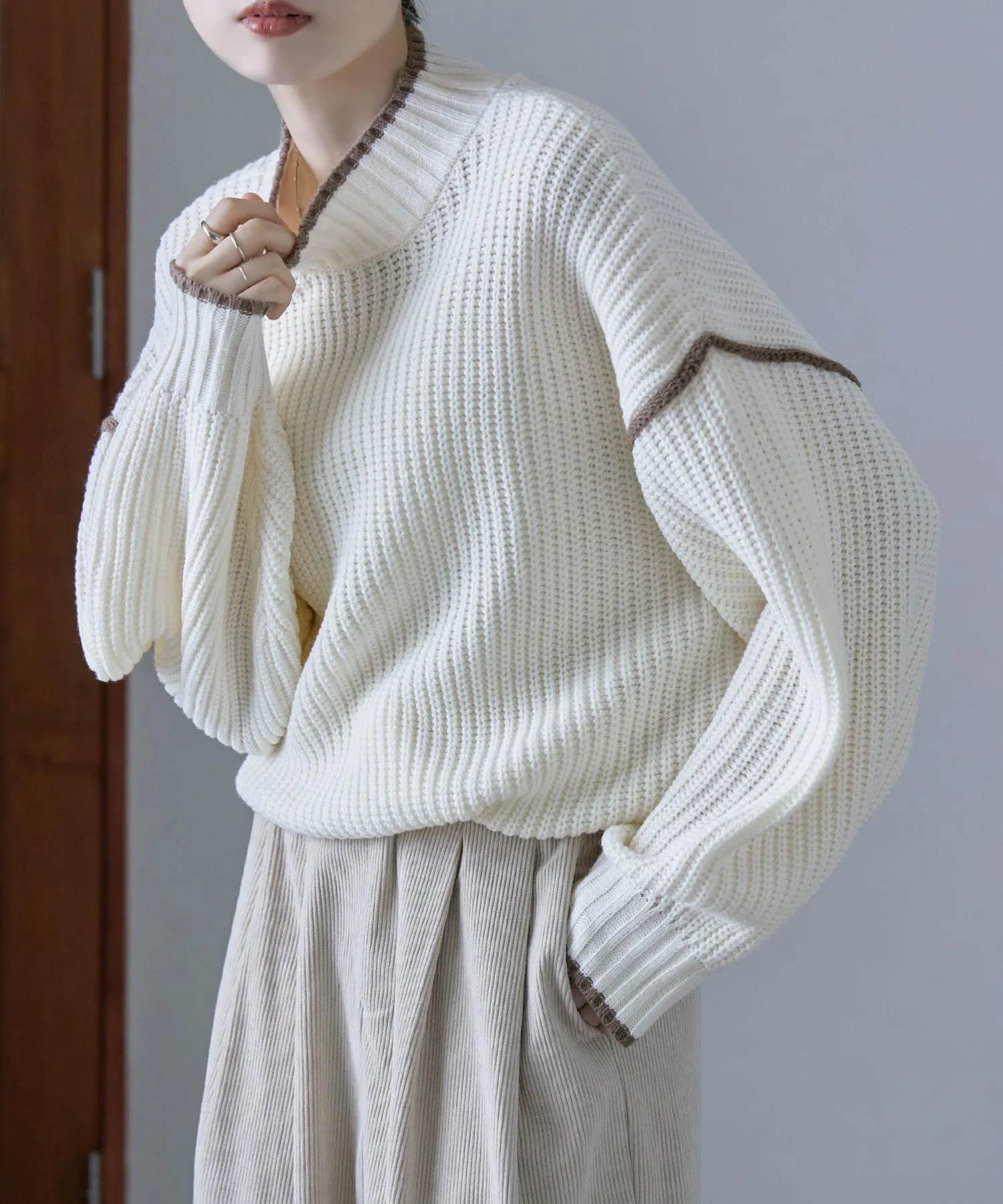 Bicolor line mockneck knit